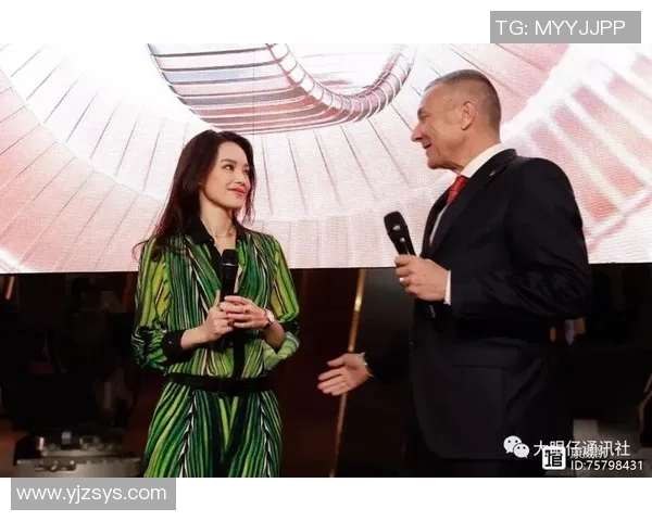 最美足球明星娇妻的魅力与风采揭秘，如何在光环下绽放自我之美